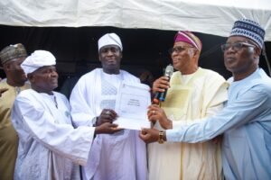 2027: Kwara APC Presents INEC Nomination Form to Yakubu Danladi